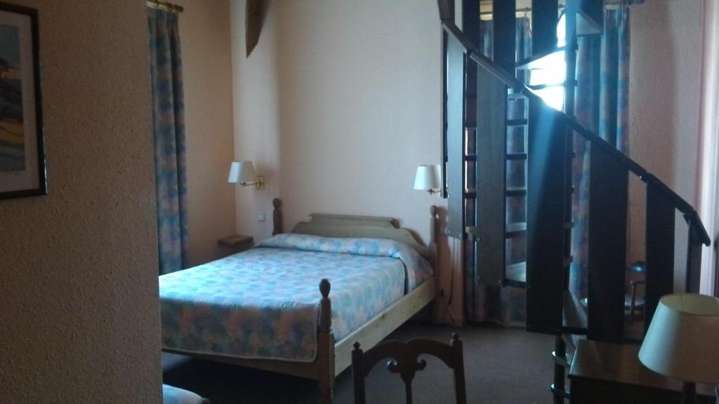 La Fleur De Lys Hotel Cormatin Room photo