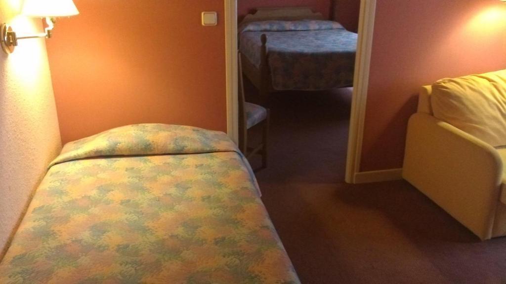 La Fleur De Lys Hotel Cormatin Room photo