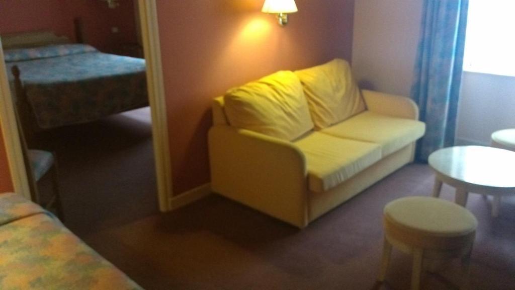 La Fleur De Lys Hotel Cormatin Room photo